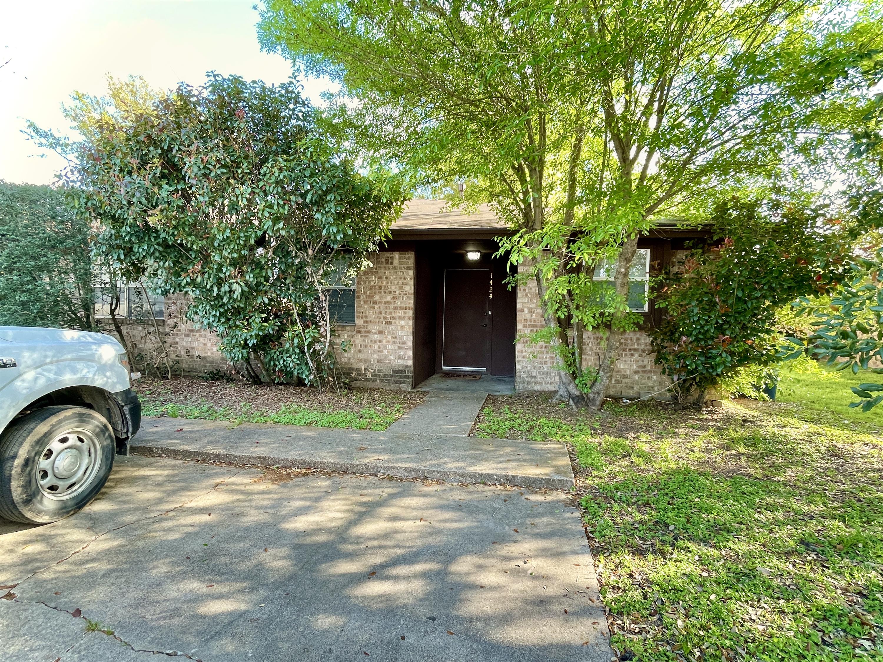 1424 Hillside Drive